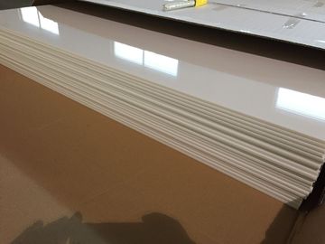 Płytki sufitowe z PCW w kolorze srebrnym z połyskiem Plastikowe płytki sufitowe z tworzywa sztucznego chroniące przed wilgocią 603 mm x 1210 mm